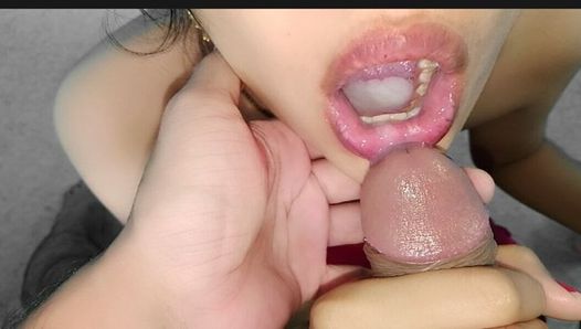 Xxx éjaculation dans la bouche pour la première fois xxx desi Riya suce la dernière goutte de sperme dans sa bouche