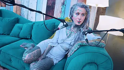 Aku bicara tentang J - Jelousy - ASMR podcast SFW berbicara dengan gadis kurus gothic model bertato rambut gimbal