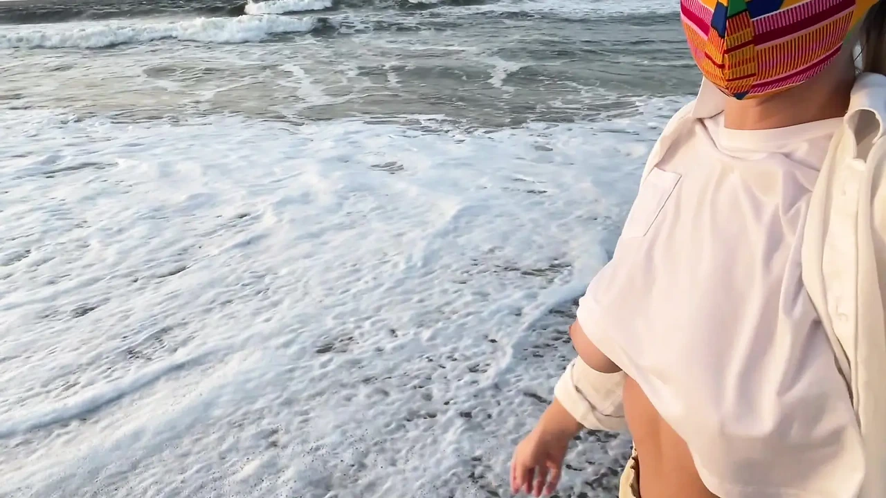 金发大胸无胸走在街上