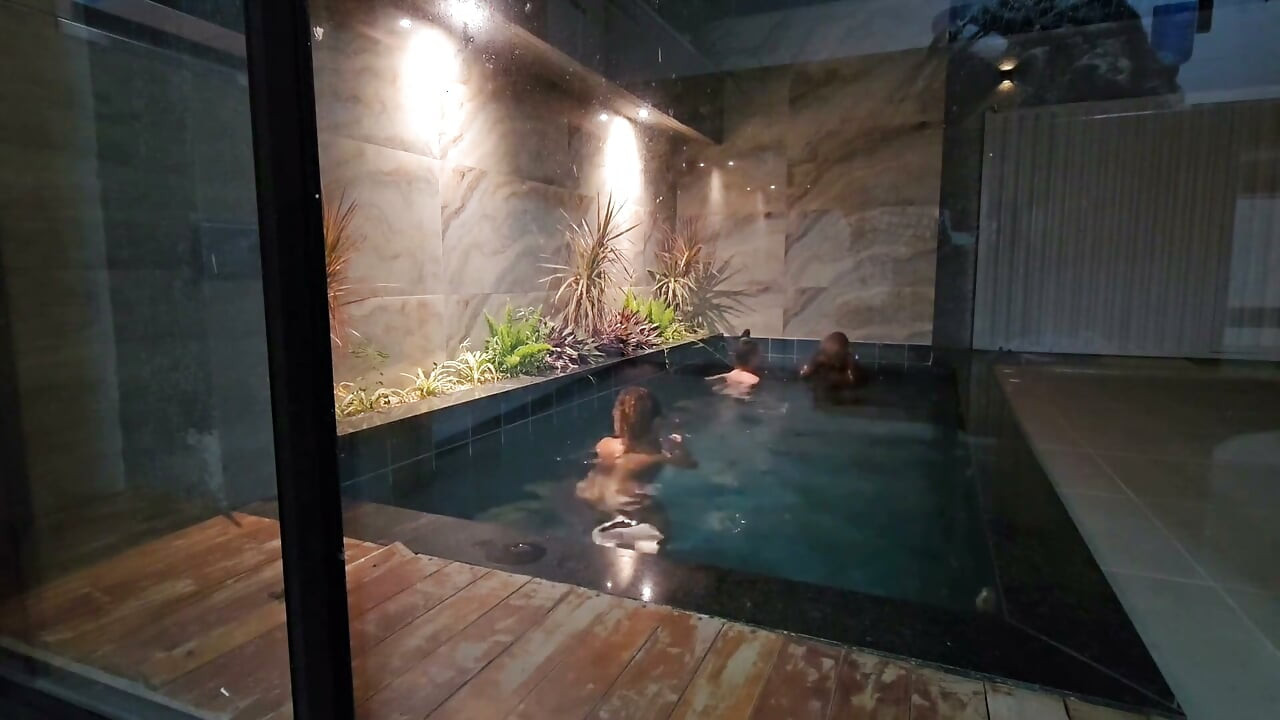 Efter poolbadet slutar vänskapshistorien med sex, där väninnans förtroende sviks genom att ge det till sin man