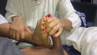 Minha namorada de pijama me masturba com as mãos e os pés