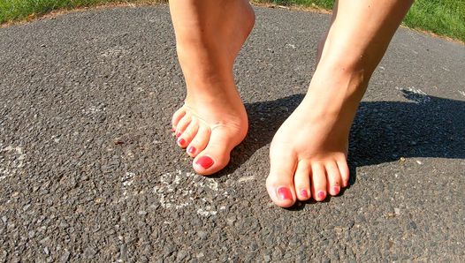 Passeggiata in pubblico con i miei piedini sporchi