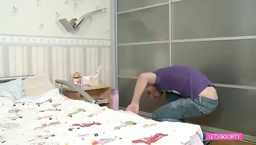 Seksi sarışın ufacık arkadan sikiliyor