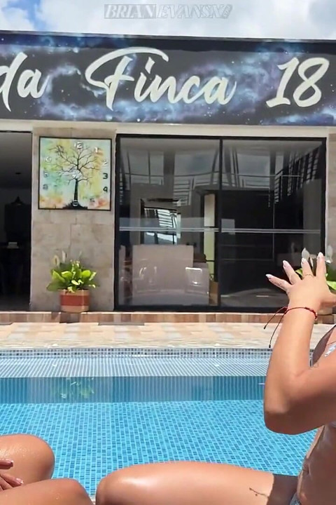 Doğal göğüslü ve büyük poposlu üvey kız kardeşler - Andrea Castro ve Anissa Miller