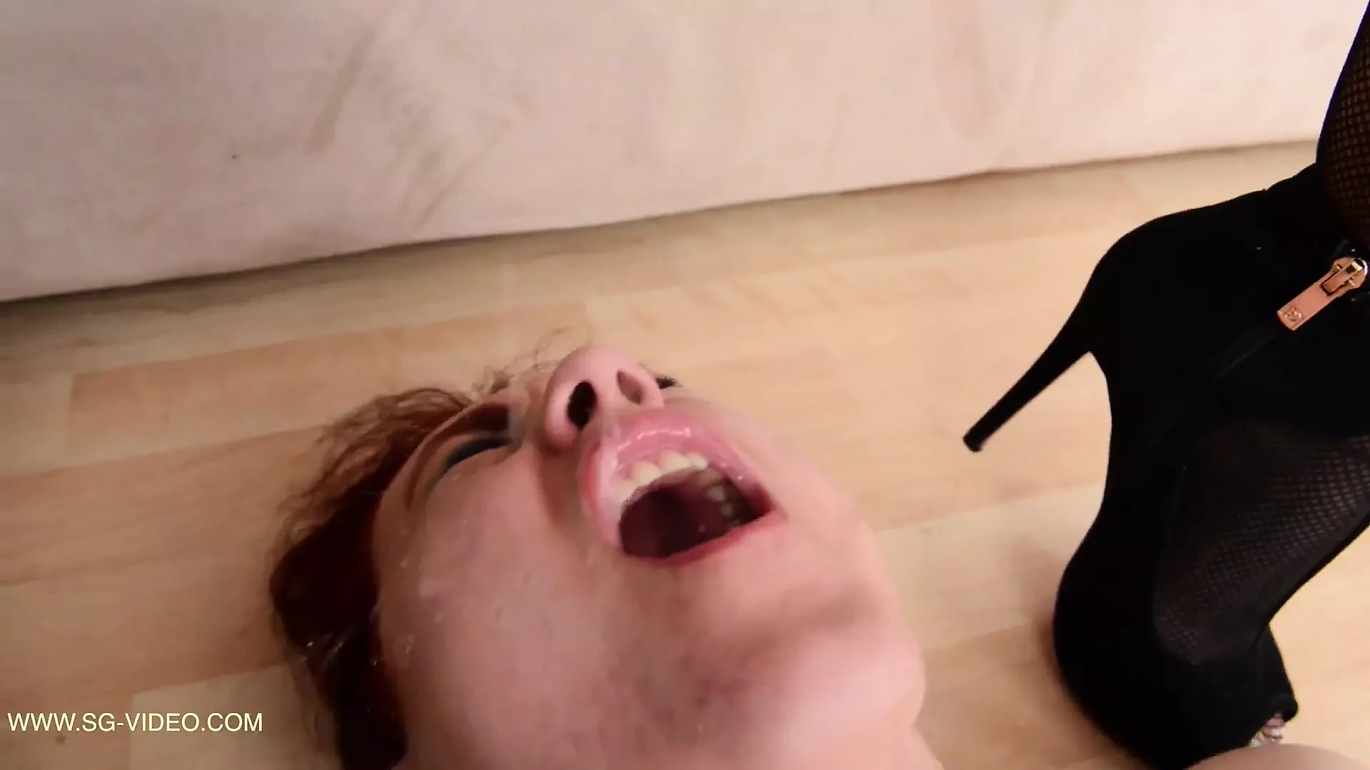 Entrega las manos perfectas a la boca - ¡tomo aliento con mis manos perra! - top domina bella beretta y su esclava