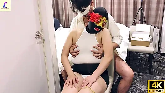 Seks kölesi maskesi takan ellili yaşlarında bir genç, kendini halka açık mastürbasyona dalıyor ve erotik cosplay içinde meyve suyu damlatıyor