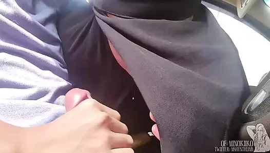Minokiiko trägt einen schwarzen hijab und gibt blowjob im auto