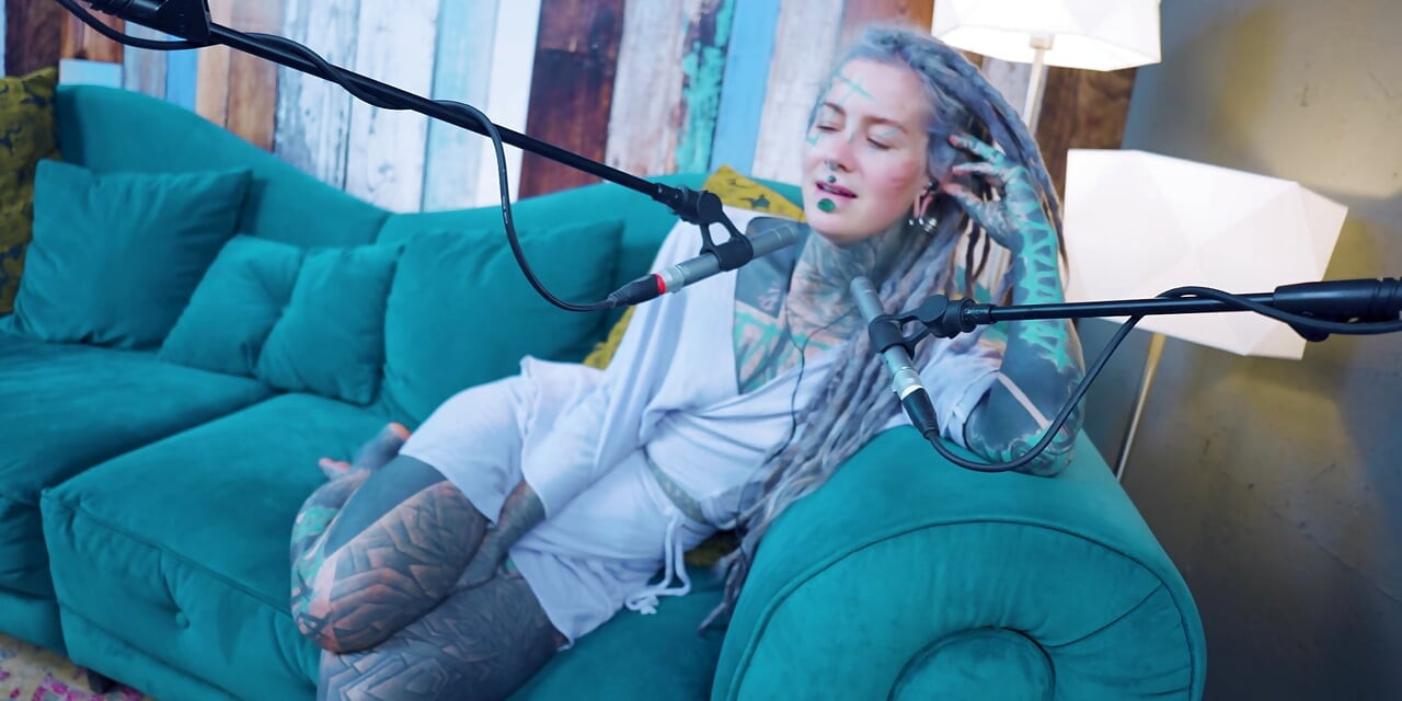 Eu falo sobre R - Relief - asmr podcast SFW falando gótica magrinha menina dreadlocks tatuagem modelo tatuada menina