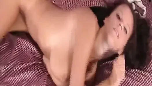 Brünette spreizt und fingert ihre nasse muschi