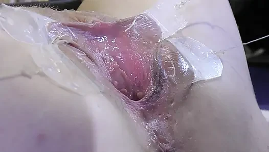 Чёртовски широко раздвинутая киска с дилдо и стеклом с очень близкого расстояния