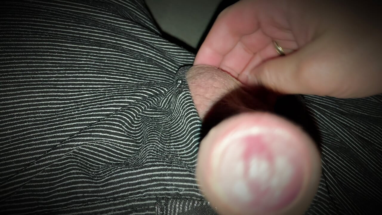 Se mig kantar och dunkande lyssna på min granne knullas hårt sent på kvällen