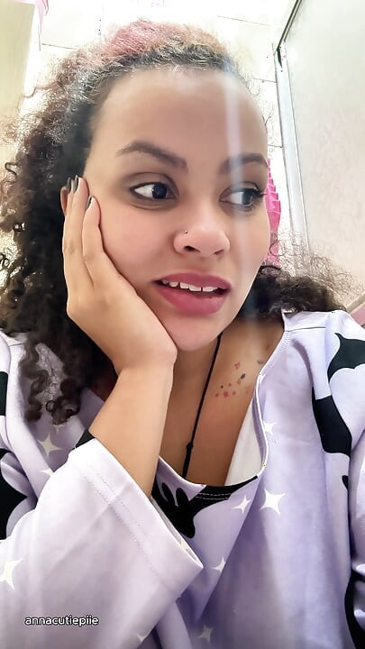 शौचालय और पादने पर गैसी दूध-असहिष्णु लड़की