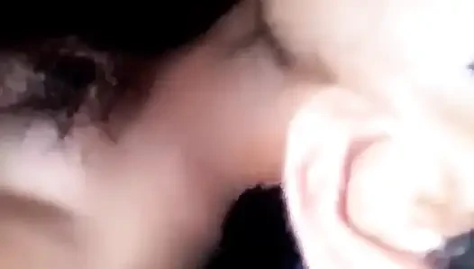 Hintli Çiftler Yalnız Vakit Geçiriyor