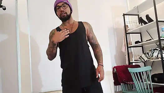 Üvey anne seks bebeğiyle mastürbasyon yapıyor, üvey oğul şehvetle onu gözetliyor.