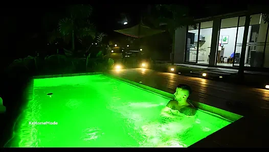 In a public jacuzzi, he cum inside her vagina - They were caught, but they didn't care