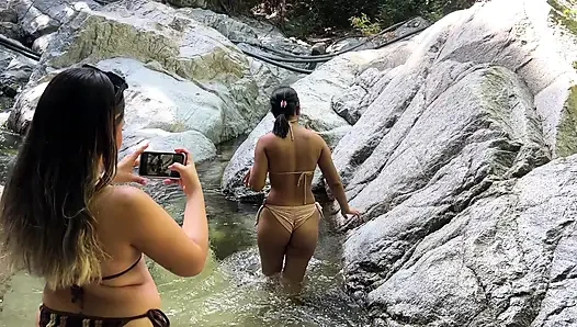 2 Latina schlucken 2 Hahne von Fremden mitten im Wald
