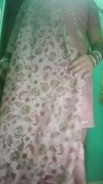 Người mặc đồ đồng tính Ấn Độ làm tình tại nhà có thật trong salwar kurta màu hồng với jwellery nặng đô giống như một bà nội trợ | Clip 1