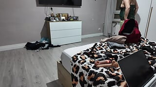 زوجة أبي تخون زوجها معي... كاد أن يمسك بنا ونحن نمارس الجنس.