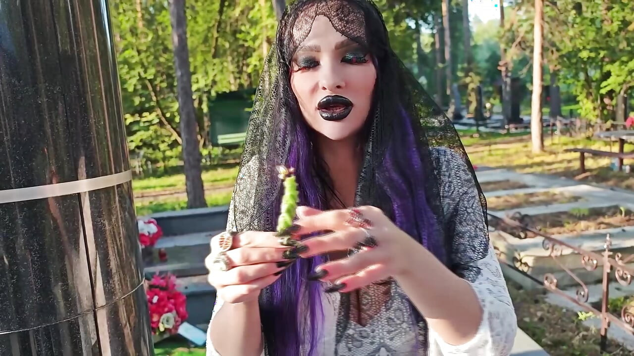 哥特女巫在墓地徘徊，進行黑魔法儀式，讓你崇拜她和撒旦。