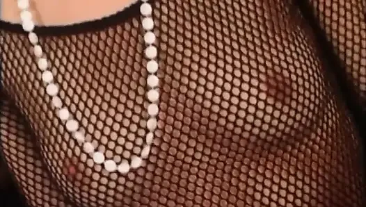 Seksi iç çamaşırlı iki sürtük kız grup sekste grup seks yapıyor