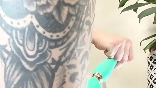 Tek başına seks makinesini ilk kez deniyor