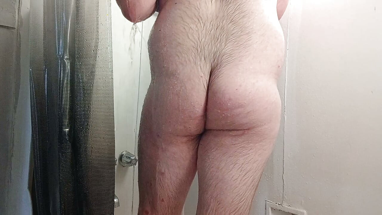 Cum take a shower with a chubby daddy