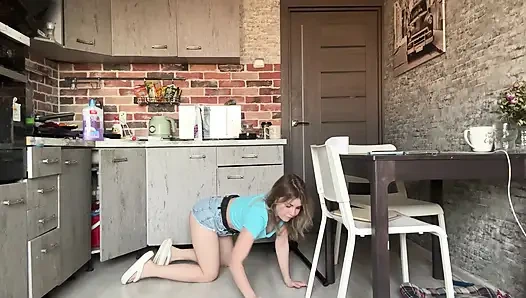 Die putzfrau konnte es nicht aushalten und ihre shorts nass machen