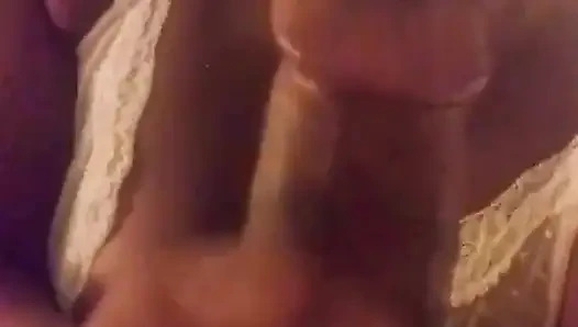 Mulutku berantakan di balik topengnya!