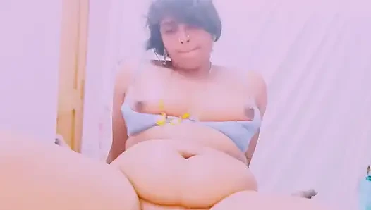Büyük memeli seksi sari yenge husbend'in üvey erkek kardeşiyle sert sikişiyor. Telugu edepsizce konuşuyor.