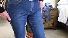 Tessa chiede come ti piacciono i suoi pantaloni