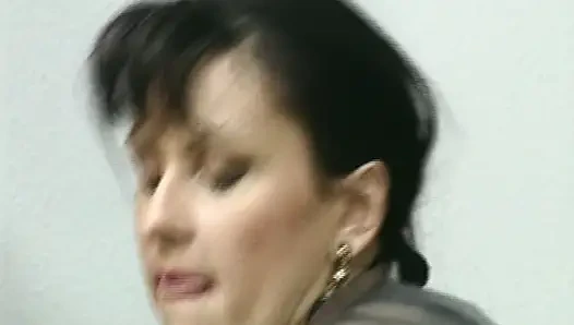 Attraktive deutsche MILF genießt analspiele und fick vor der gesichtsbesamung