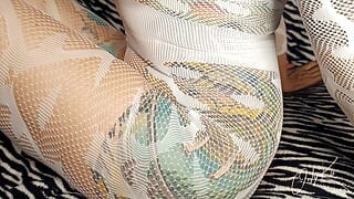 Ku yang menakjubkan di atas katil dengan mainan orgasmenya, memancut mani, fisting dan dildo 30 cmnya.