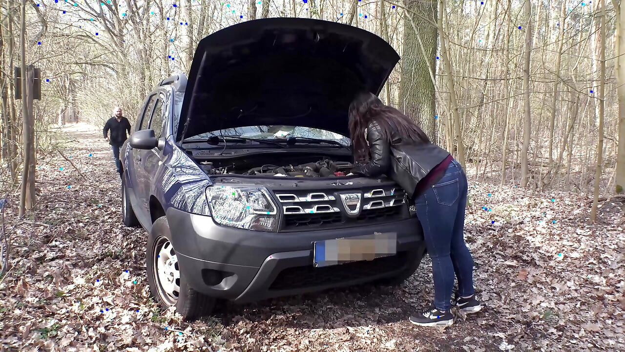 Ea îi suge pula și el o ajută în legătură cu mașina