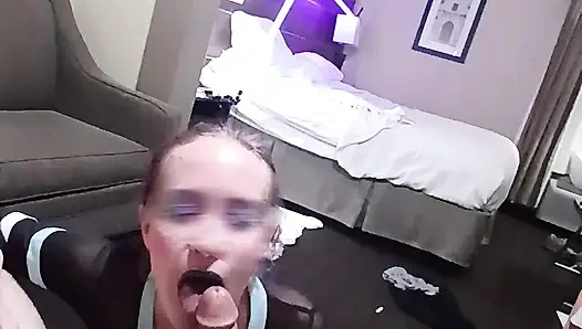 Futbol oyuncusu oyunu kazandıktan sonra edepsizleşiyor ve iki kez dölleniyor, büyük bir yarağa tapıyor ve amını yediriyor.