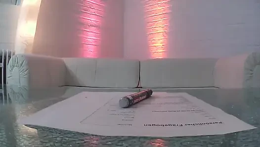 Memek becek cewek nakal ini lagi asik muasin memeknya pakai dildo ukuran XL