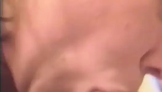 Cewek Prancis mencoba yang terbaik untuk membuatnya muncrat menggunakan mulutnya