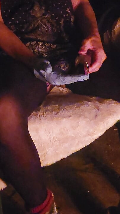 Dobra devojka uživa u večernjem fingerotu i jebe se pored požara u dvorištu