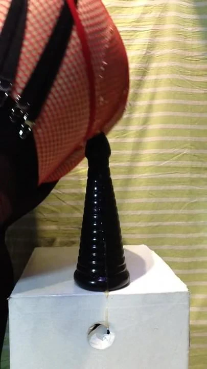 Sissy perra puta follada por juguetes se divide culo