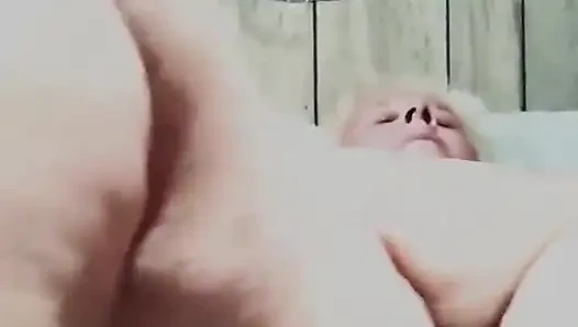 O kalın kalçaların sallanırken sadece bir parçası döllü kekini izliyor
