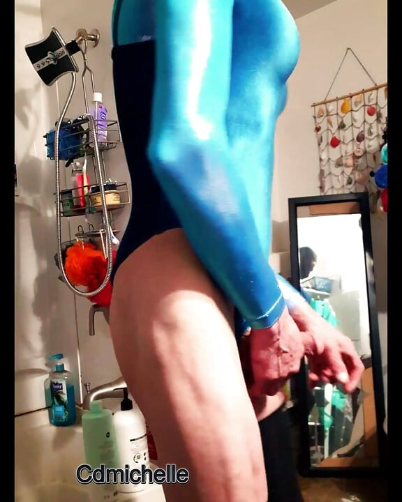 Il travestito michelle prova una tuta differente