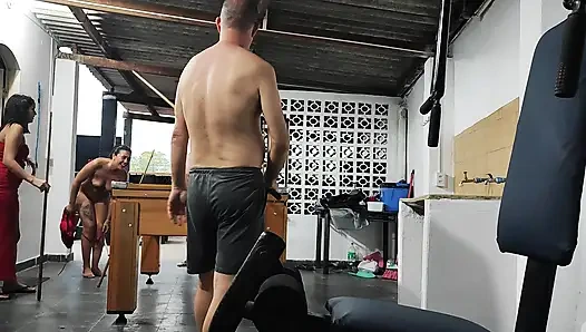 Billard spielen mit Halbschwestern, zwei Großschwänzigen