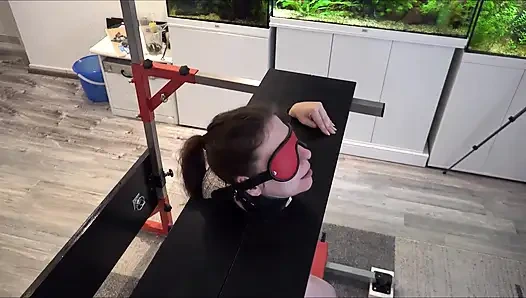 Раб беззащитный в позорном столбе, доведённый до оргазма на Сибиане