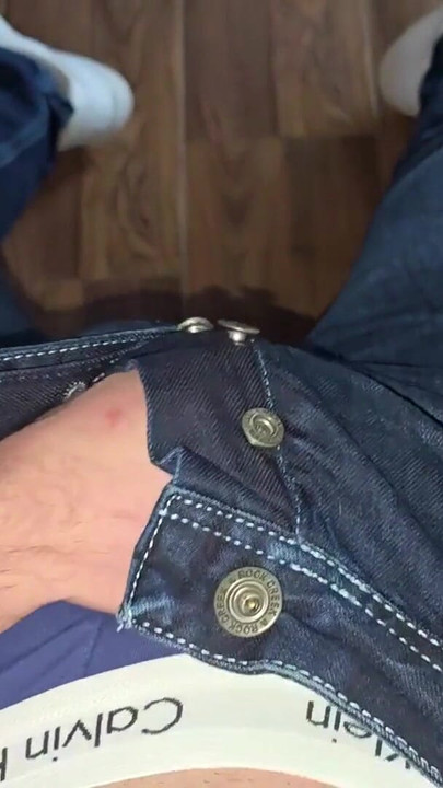 ボスの椅子のドイツ語の声...青いカルバン・クラインのボクサー...チンコはカチカチ...前立腺液が流れている | クリップ 1