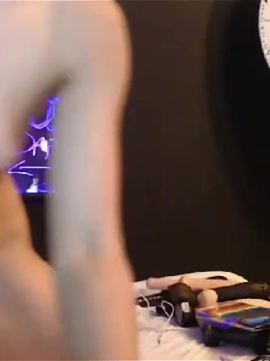 720319389219434497. mp4