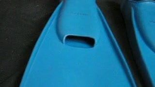 blaue Gummiflossen - blue rubber flippers