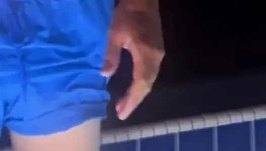 Gece partisinde çatı katındaki barda mayoyla takılıyor