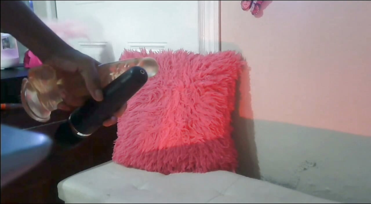 Anal? Hijastra tapando su culo en camara