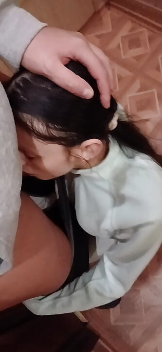 Během minuty jsem se jí vystříkal do pusy, protože moje nevlastní matka už začala otevírat přední dveře