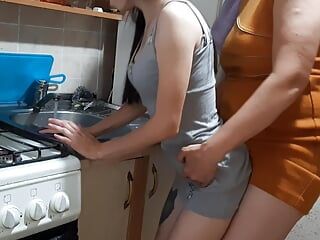 Pieprzy mnie macocha podczas sprzątania kuchni - lesbijskie złudzenie