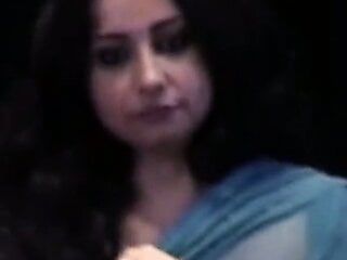 Divya Dutta își arată sânii mari în public